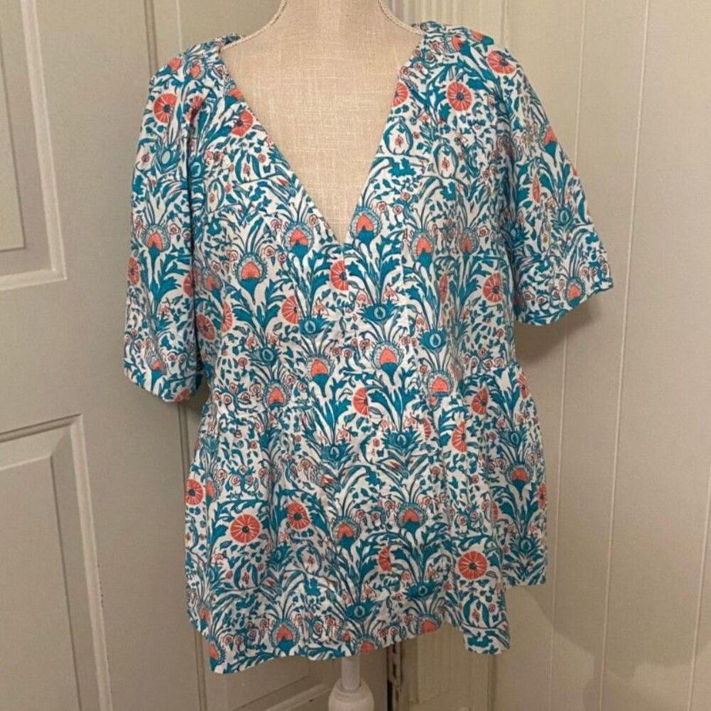 Crown & Ivy Floral Pleated Shoulder Short Sleeve V-Neck Top Size M